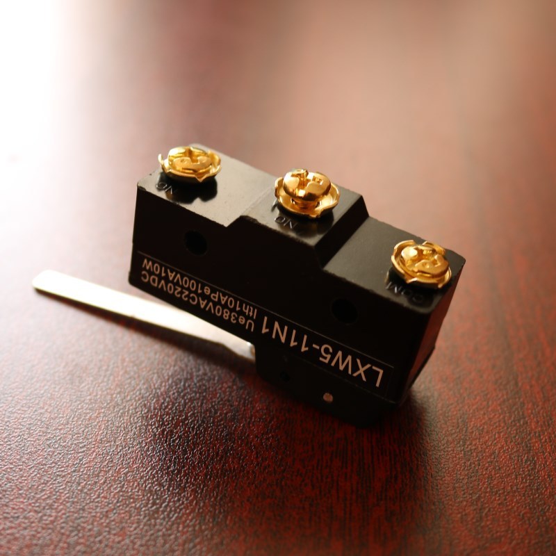 Automatic incubator accessories switch